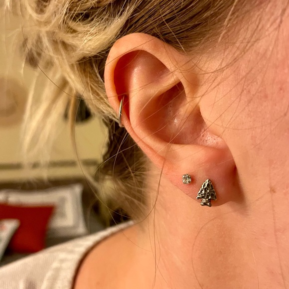 Vintage Arrowhead and Onyx Stud Set - Picture 4 of 4